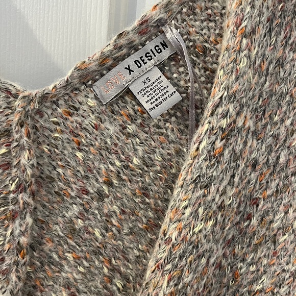 NWOT Love x Design Women's Taupe Gray Knit Sweater - Picture 2 of 6